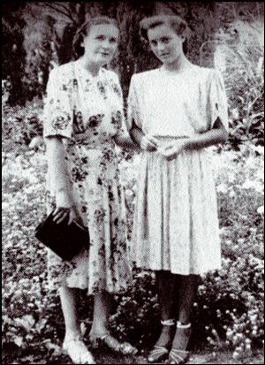 Врач С. Карпай с дочкой. 