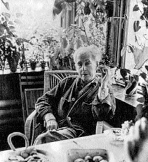 Глядя на покачивавшегося в своем кресле Эренбурга, я не мог не думать о том, что этот сидящий сейчас напротив меня старый человек был «на дружеской ноге» с Маяковским, Есениным, Цветаевой, Пастернаком.