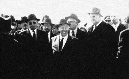 Делегация евреев Германии в Берген-Бельзене. Справа канцлер Г. Коль. Апрель 1995 года.