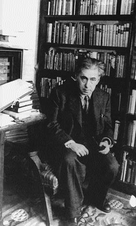 Кабинет Эренбурга произвел на меня впечатление не меньшее, чем 
сам хозяин этого кабинета.
