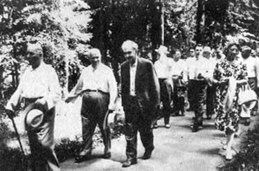 «Ну, мне он это просто говорил...» Не исключено, что Хрущев ему это говорил в той самой их беседе, которая запечатлена на фотографии.