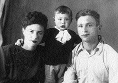 С родителями. Иосифу 3 года