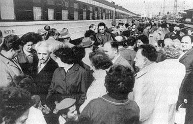 На международном фестивале молодежи и студентов приветствуют израильскую делегацию. Москва, июль 1957 года.