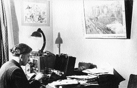 Он ушел в кабинет и в течение часа работал над текстом письма.
