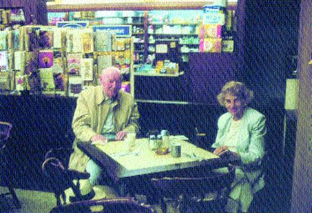 Чашка кофе 
с женой Алмой. Аптека 
в Майами.
