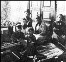 Еврейская семья после погрома.