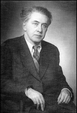 Чем более честными и правдивыми выглядели его «идейные задумчивые глаза», тем яснее проступала роль, назначенная ему гениальным сценаристом.