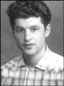 Юный Саша Воронель. В девятом классе, сколотив группу единомышленников, он начал выпускать с ними рукописный журнал.