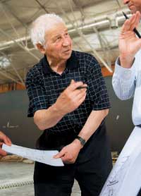 Илья Кабаков во время подготовки 
своей выставки в московском Центре  
современной культуры “Гараж“ при Российском еврейском музее. 2008 год