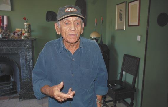 Михаил Калик в своей иерусалимской квартире, на фоне мраморного камина, вывезенного из Москвы