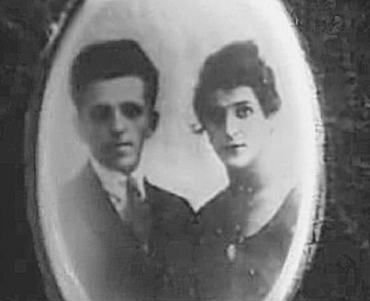 На памятнике, поставленном на могиле родителей Калика, два имени: Наум и Лиза. А фамилия одна