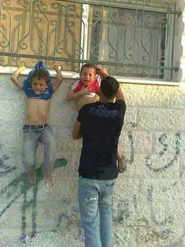 Фото с палестинскими детьми, подвешенными за шиворот на оконной решетке