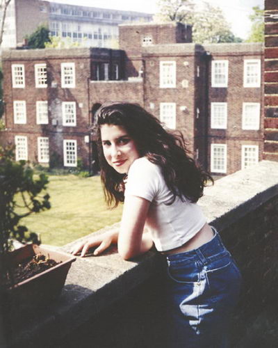 Эми на балконе в доме своей бабушки. Фото из семейного архива