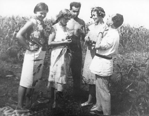 На съемках фильма «Любовь». Cлева направо: Тамара Адельгейм, Раиса Есипова, Изя Винокуров, Ольга Улицкая, Александр Гавронский. 1933