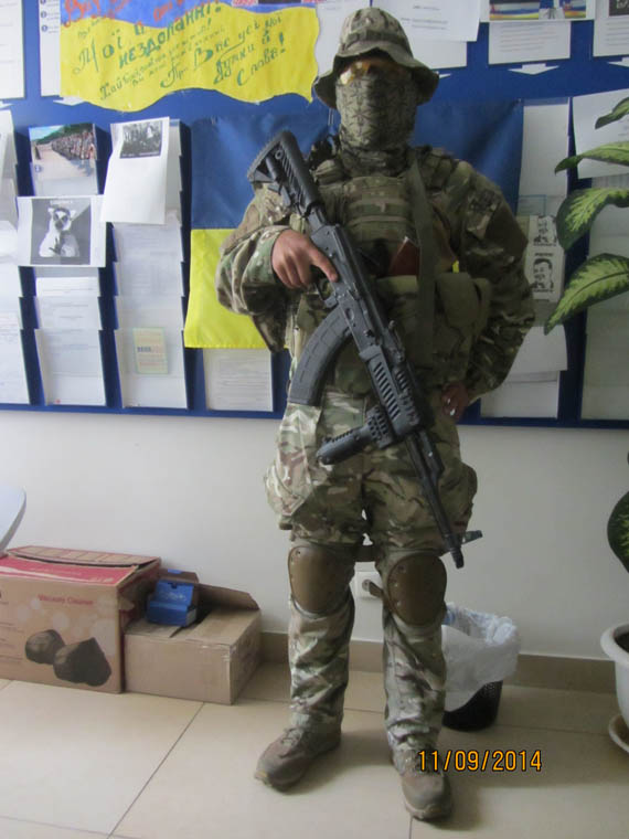 Алекс согласился фотографироваться только в балаклаве