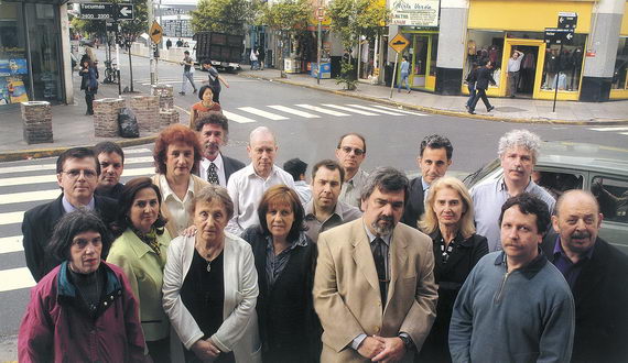 Выжившие после теракта в июле 1994 года. Фото Даниэля Калдиролы. Из книги «Фотографический альбом еврейской общины» (Буэнос‑Айрес: AMIA Comunidad Judia, 2005)