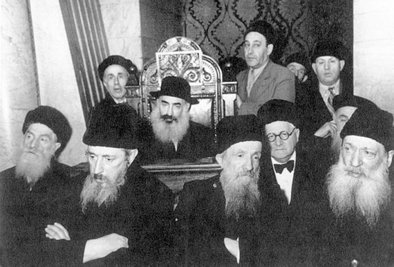 Раввины на экзамене. Впереди сидят (слева направо): лепельский раввин А. Лубанов, Махновский ребе А.-Й.-Г. Тверский, р. Требник, неизвестный, р. Х. Кац. Сзади сидит р. Й.-Л. Левин (в шляпе)