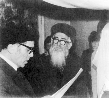 Чтение ктубы на хупе в Москве. В центре — легендарный московский хабадник р. А.-Г. Виленский