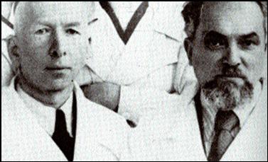 Профессор С. Незлин (слева)
и профессор М. Коган.
