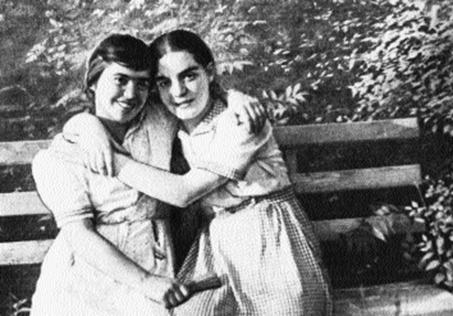 Ф. Вигдорова со старшей дочерью Галей, 1958 год.
